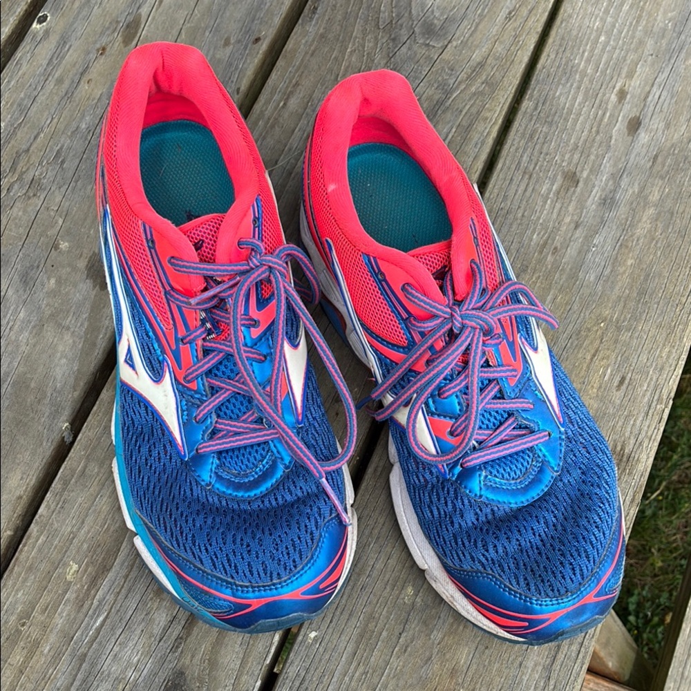 Dynamic Mizuno X10 Runnong Shoes with Mesh Design